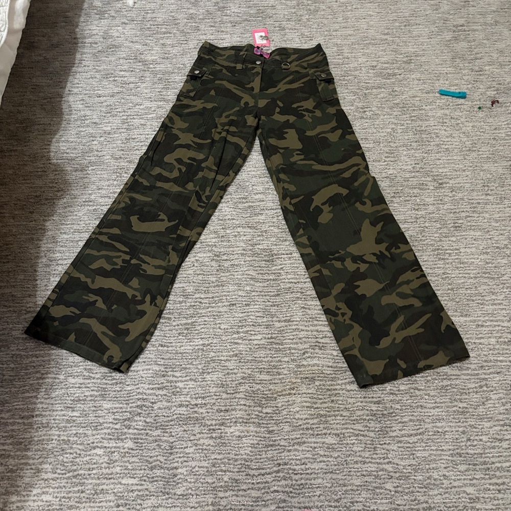 Edikted Camo Print Low Rise Cargo Jeans size S - Picture 3 of 6